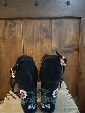 Black Floral Embroidered Black Heel Sandals